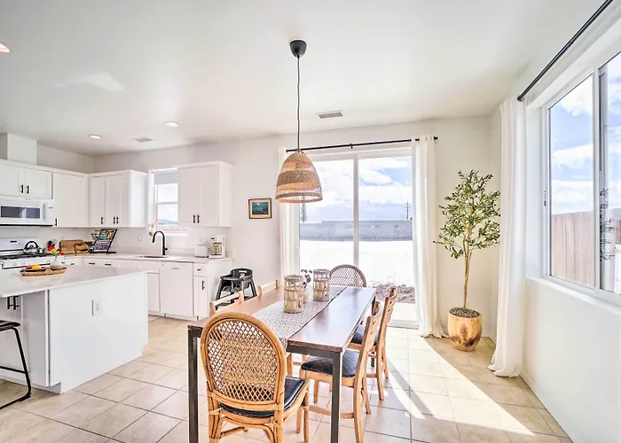 Flagstaff-area Family W/ Hot Tub & Patio